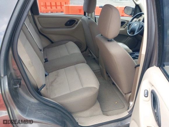 2007 Ford Escape XLS with VIN 1FMYU02Z87KA11695, listed as a IAAI auction lot 41981629 with 125,710 mi miles. Bid and sale history available at carsss.com. Image 8.
