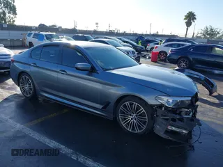 2018 BMW 5 Series 530i z VIN WBAJA5C59JWA36810, wystawiony jako IAAI lot #41369398 z przebiegiem Nie podano mil oraz . Historia ofert i sprzedaży dostępna na DreamBid. Obrazek 1.