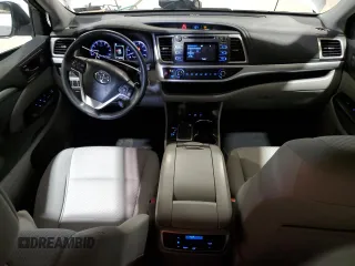 2018 Toyota Highlander LE z VIN 5TDBZRFH5JS889246, wystawiony jako Copart lot #57816195 z przebiegiem 50 747 mil mil oraz Szkoda całkowita • Salvage title. Historia ofert i sprzedaży dostępna na DreamBid. Obrazek 8.