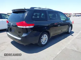 2012 Toyota Sienna XLE AAS z VIN 5TDYK3DC0CS268826, wystawiony jako IAAI lot #42317442 z przebiegiem 225 973 mil mil oraz . Historia ofert i sprzedaży dostępna na DreamBid. Obrazek 4.