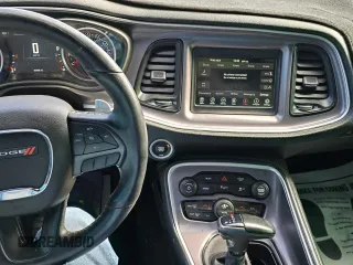 2019 Dodge Challenger R/T z VIN 2C3CDZBT7KH743559, wystawiony jako Copart lot #57719175 z przebiegiem 48 434 mil mil oraz Szkoda całkowita • Salvage title. Historia ofert i sprzedaży dostępna na DreamBid. Obrazek 9.