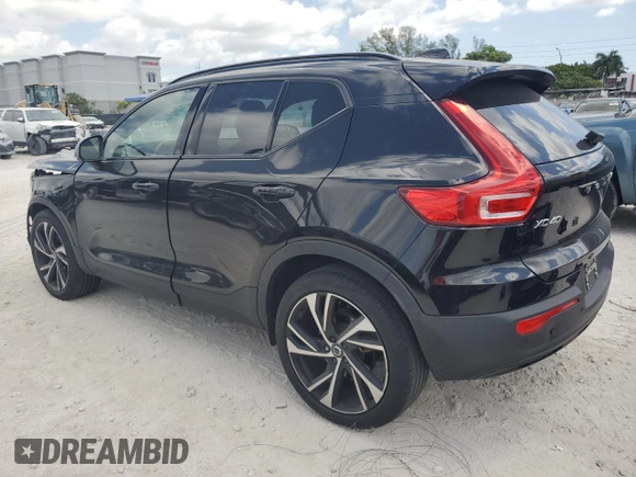 2021 Volvo XC40 R-Design z VIN YV4AC2HM1M2470902, wystawiony jako Copart lot #54275595 z przebiegiem 33 536 mil mil oraz Szkoda całkowita • Salvage title. Historia ofert i sprzedaży dostępna na DreamBid. Obrazek 2.