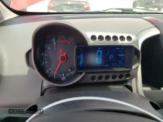 2014 Chevrolet Sonic LT z VIN 1G1JC5SH9E4173410, wystawiony jako Copart lot #55698145 z przebiegiem 97 106 mil mil oraz Nie do naprawy. Historia ofert i sprzedaży dostępna na DreamBid. Obrazek 9.