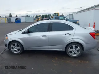 2015 Chevrolet Sonic LTZ z VIN 1G1JE5SB4F4108360, wystawiony jako IAAI lot #41526362 z przebiegiem 157 226 mil mil oraz . Historia ofert i sprzedaży dostępna na DreamBid. Obrazek 14.