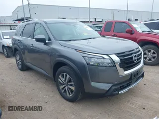 2025 Nissan Pathfinder SL z VIN 5N1DR3CA7SC236512, wystawiony jako IAAI lot #41891189 z przebiegiem 484 mil mil oraz . Historia ofert i sprzedaży dostępna na DreamBid. Obrazek 1.