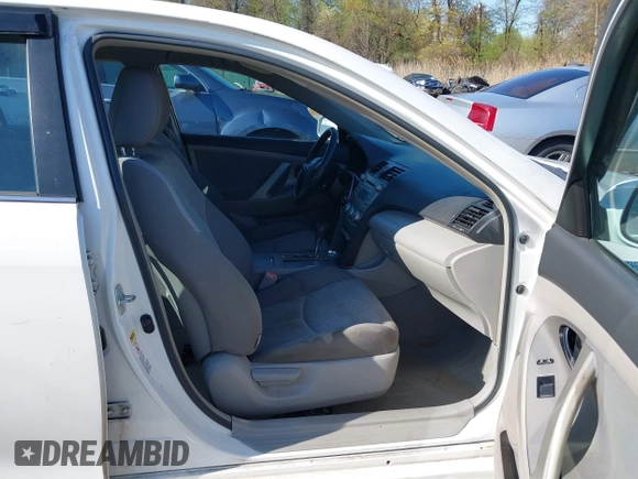 2008 Toyota Camry LE z VIN 4T1BE46K48U775136, wystawiony jako IAAI lot #41990667 z przebiegiem 214 129 mil mil oraz . Historia ofert i sprzedaży dostępna na DreamBid. Obrazek 5.