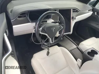 2017 Tesla Model X 90D z VIN 5YJXCBE2XHF060912, wystawiony jako Copart lot #55286205 z przebiegiem Nie podano mil oraz Szkoda całkowita • Salvage title. Historia ofert i sprzedaży dostępna na DreamBid. Obrazek 8.