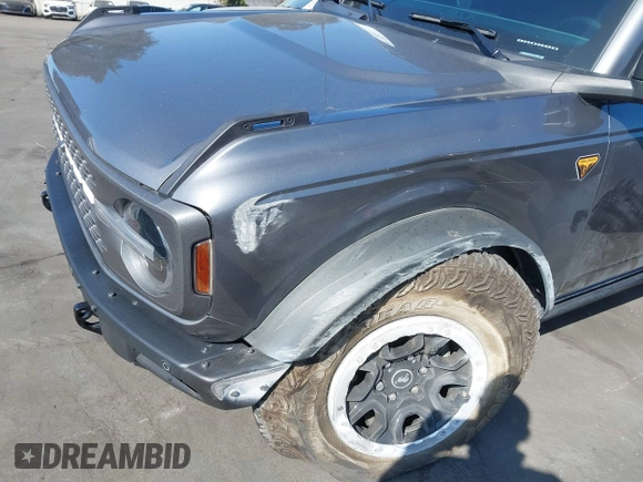 2023 Ford Bronco z VIN 1FMEE5DP5PLB74663, wystawiony jako IAAI lot #41664201 z przebiegiem 10 596 mil mil oraz . Historia ofert i sprzedaży dostępna na DreamBid. Obrazek 6.
