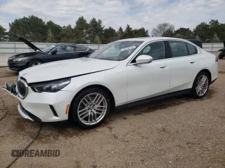 2024 BMW 5 Series 530i xDrive z VIN WBA53FJ04RCS47707, wystawiony jako Copart lot #53901485 z przebiegiem 20 538 mil mil oraz Czysty tytuł • Clean title. Historia ofert i sprzedaży dostępna na DreamBid. Obrazek 1.