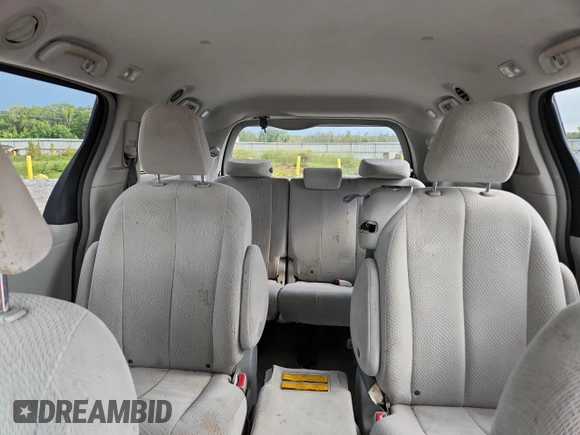 2013 Toyota Sienna LE AAS z VIN 5TDKK3DC6DS362510, wystawiony jako Copart lot #65827725 z przebiegiem 175 045 mil mil oraz Czysty tytuł • Clean title. Historia ofert i sprzedaży dostępna na DreamBid. Obrazek 10.