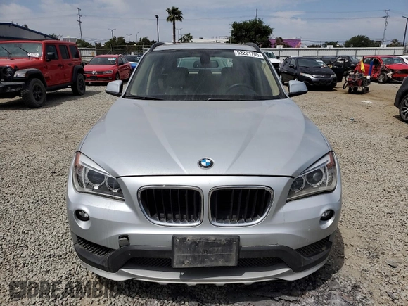 2015 BMW X1 sDrive28i z VIN WBAVM1C55FV317854, wystawiony jako Copart lot #52201705 z przebiegiem 86 015 mil mil oraz Szkoda całkowita • Salvage title. Historia ofert i sprzedaży dostępna na DreamBid. Obrazek 5.