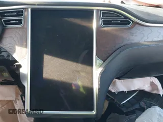 2017 Tesla Model X 90D z VIN 5YJXCBE26HF044710, wystawiony jako IAAI lot #40816228 z przebiegiem Nie podano mil oraz . Historia ofert i sprzedaży dostępna na DreamBid. Obrazek 14.