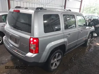 2016 Jeep Patriot High Altitude z VIN 1C4NJRFB0GD500582, wystawiony jako IAAI lot #42298262 z przebiegiem 117 643 mil mil oraz . Historia ofert i sprzedaży dostępna na DreamBid. Obrazek 4.