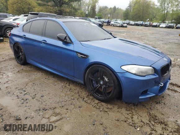 2013 BMW M5 z VIN WBSFV9C58DC772945, wystawiony jako Copart lot #55759565 z przebiegiem 78 125 mil mil oraz Tytuł czysty. Historia ofert i sprzedaży dostępna na DreamBid. Obrazek 4.