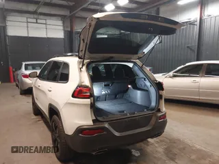 2018 Jeep Cherokee Latitude z VIN 1C4PJMCX0JD505901, wystawiony jako IAAI lot #41615476 z przebiegiem 106 873 mil mil oraz . Historia ofert i sprzedaży dostępna na DreamBid. Obrazek 3.