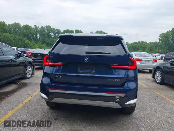 2025 BMW X1 xDrive28i z VIN WBX73EF07S5228273, wystawiony jako IAAI lot #42436863 z przebiegiem 6 845 mil mil oraz . Historia ofert i sprzedaży dostępna na DreamBid. Obrazek 16.