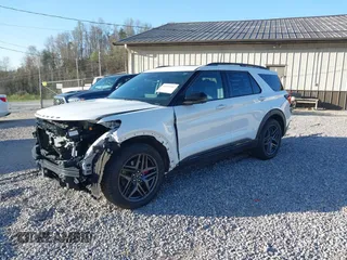 2025 Ford Explorer ST z VIN 1FMWK8GC9SGA40313, wystawiony jako IAAI lot #41931242 z przebiegiem 9 279 mil mil oraz . Historia ofert i sprzedaży dostępna na DreamBid. Obrazek 18.