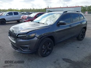 2021 Jeep Cherokee Latitude Plus z VIN 1C4PJMLB6MD117029, wystawiony jako IAAI lot #42167039 z przebiegiem 68 717 mil mil oraz . Historia ofert i sprzedaży dostępna na DreamBid. Obrazek 2.