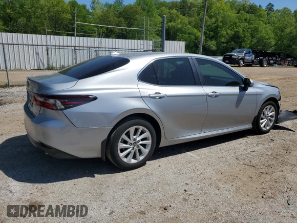 2024 Toyota Camry LE z VIN 4T1C11AK8RU261202, wystawiony jako Copart lot #53353235 z przebiegiem 22 487 mil mil oraz Szkoda całkowita • Salvage title. Historia ofert i sprzedaży dostępna na DreamBid. Obrazek 3.