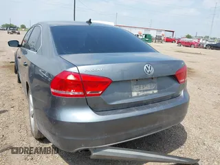 2013 Volkswagen Passat SE z VIN 1VWBH7A32DC011750, wystawiony jako IAAI lot #42199020 z przebiegiem 155 806 mil mil oraz . Historia ofert i sprzedaży dostępna na DreamBid. Obrazek 3.