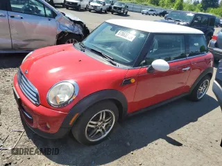 2011 MINI Hardtop z VIN WMWSU3C52BT099618, wystawiony jako Copart lot #57863215 z przebiegiem 98 302 mil mil oraz Tytuł czysty. Historia ofert i sprzedaży dostępna na DreamBid. Obrazek 1.