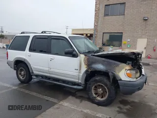 2000 Ford Explorer z VIN 1FMDU72X5YZA04203, wystawiony jako IAAI lot #41250687 z przebiegiem 215 076 mil mil oraz . Historia ofert i sprzedaży dostępna na DreamBid. Obrazek 1.