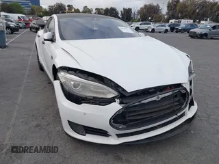 2014 Tesla Model S 60 z VIN 5YJSA1H14EFP61583, wystawiony jako IAAI lot #42039277 z przebiegiem 119 424 mil mil oraz . Historia ofert i sprzedaży dostępna na DreamBid. Obrazek 1.