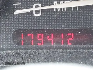 2002 Pontiac Sunfire SE z VIN 1G2JB524427245927, wystawiony jako IAAI lot #42346448 z przebiegiem 179 412 mil mil oraz . Historia ofert i sprzedaży dostępna na DreamBid. Obrazek 7.