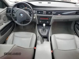 2009 BMW 3 Series 328i xDrive z VIN WBAPK73519A451824, wystawiony jako Copart lot #56158885 z przebiegiem 241 849 mil mil oraz Czysty tytuł • Clean title. Historia ofert i sprzedaży dostępna na DreamBid. Obrazek 8.