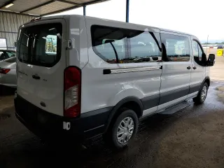 2023 Ford Transit Passenger XL z VIN 1FBAX2Y89PKA94274, wystawiony jako Copart lot #58805015 z przebiegiem 48 533 mil mil oraz Czysty tytuł • Clean title. Historia ofert i sprzedaży dostępna na DreamBid. Obrazek 3.