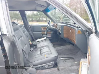 1985 Cadillac Fleetwood z VIN 1G6DW6989F9741010, wystawiony jako IAAI lot #41872467 z przebiegiem 75 417 mil mil oraz . Historia ofert i sprzedaży dostępna na DreamBid. Obrazek 5.