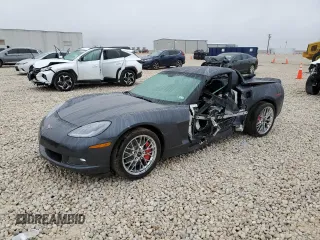 2012 Chevrolet Corvette 1LT z VIN 1G1YE2DW4C5109575, wystawiony jako Copart lot #83040534 z przebiegiem Nie podano mil oraz Szkoda całkowita • Salvage title. Historia ofert i sprzedaży dostępna na DreamBid. Obrazek 1.