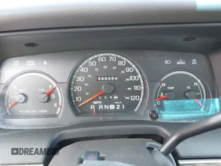 2000 Ford Crown Victoria LX z VIN 2FAFP74W1YX177737, wystawiony jako IAAI lot #42375378 z przebiegiem 90 359 mil mil oraz . Historia ofert i sprzedaży dostępna na DreamBid. Obrazek 7.