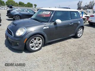 2011 MINI Hardtop S z VIN WMWSV3C50BTY11900, wystawiony jako Copart lot #58225085 z przebiegiem 145 168 mil mil oraz Tytuł czysty. Historia ofert i sprzedaży dostępna na DreamBid. Obrazek 1.