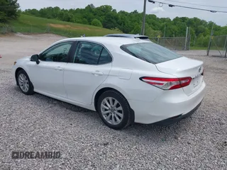2019 Toyota Camry LE z VIN 4T1B11HKXKU786639, wystawiony jako IAAI lot #42212321 z przebiegiem 82 843 mil mil oraz . Historia ofert i sprzedaży dostępna na DreamBid. Obrazek 3.
