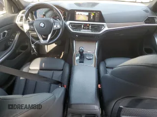 2019 BMW 3 Series 330i z VIN WBA5R1C57KFH22056, wystawiony jako Copart lot #49896985 z przebiegiem 58 311 mil mil oraz Szkody całkowita. Historia ofert i sprzedaży dostępna na DreamBid. Obrazek 8.
