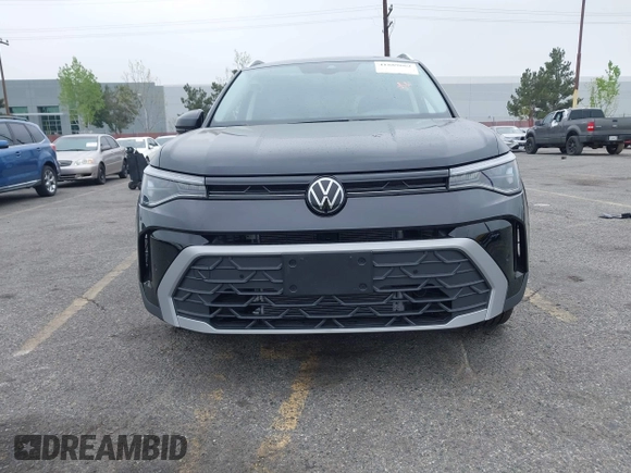2025 Volkswagen Taos z VIN 3VVSC7B22SM011056, wystawiony jako IAAI lot #41889662 z przebiegiem 75 mil mil oraz . Historia ofert i sprzedaży dostępna na DreamBid. Obrazek 6.