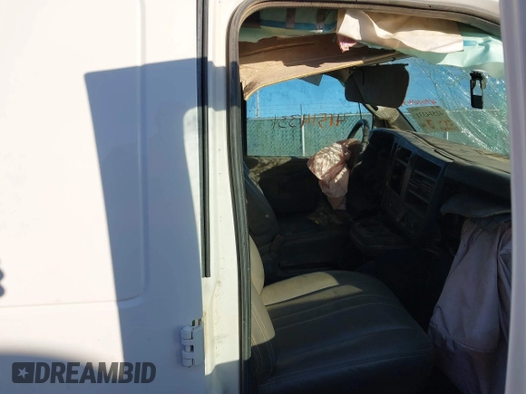 2020 Chevrolet Express Cargo Van with VIN 1GCWGBFP1L1125593, listed as a IAAI auction lot 41514331 with 204,887 mi miles. Bid and sale history available at carsss.com. Image 5.