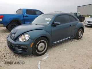 2018 Volkswagen Beetle S z VIN 3VWFD7AT5JM704416, wystawiony jako Copart lot #45387895 z przebiegiem 51 601 mil mil oraz Czysty tytuł • Clean title. Historia ofert i sprzedaży dostępna na DreamBid. Obrazek 1.