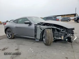 2024 Nissan Z Sport с VIN JN1BZ4AH2RM366304, выставлен на аукционе Copart как лот 53550385 с пробегом 789 миль миль и Списание • Salvage title. История ставок и продаж доступна на DreamBid. Изображение 4.