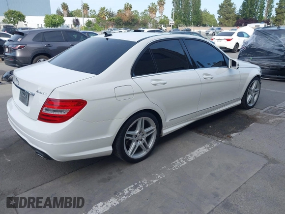 2013 Mercedes-Benz C 300 Sport z VIN WDDGF8AB0DA779904, wystawiony jako IAAI lot #42278212 z przebiegiem 156 354 mil mil oraz . Historia ofert i sprzedaży dostępna na DreamBid. Obrazek 4.