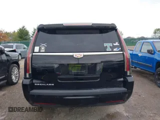 2015 Cadillac Escalade ESV Premium z VIN 1GYS4TKJ3FR726972, wystawiony jako IAAI lot #42085232 z przebiegiem 234 115 mil mil oraz . Historia ofert i sprzedaży dostępna na DreamBid. Obrazek 16.