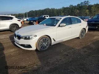 2018 BMW 5 Series 530i z VIN WBAJA5C54JWA35743, wystawiony jako Copart lot #50243115 z przebiegiem 61 856 mil mil oraz Szkody całkowita. Historia ofert i sprzedaży dostępna na DreamBid. Obrazek 1.