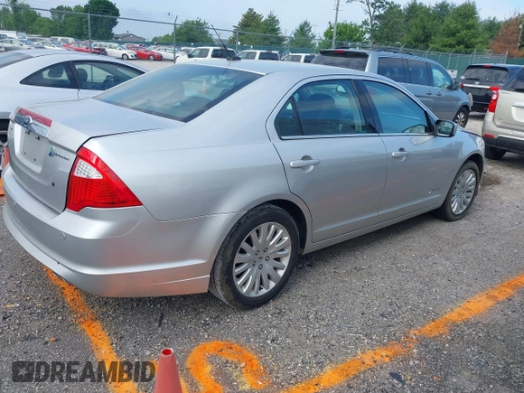 2011 Ford Fusion Hybrid z VIN 3FADP0L34BR208880, wystawiony jako IAAI lot #42432914 z przebiegiem 75 621 mil mil oraz . Historia ofert i sprzedaży dostępna na DreamBid. Obrazek 4.