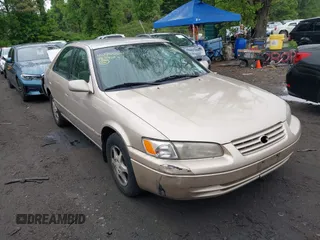 1998 Toyota Camry LE z VIN 4T1BG28K2WU288445, wystawiony jako IAAI lot #42276664 z przebiegiem 194 218 mil mil oraz . Historia ofert i sprzedaży dostępna na DreamBid. Obrazek 1.