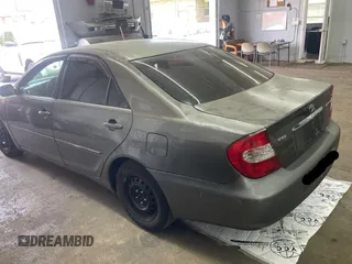 2002 Toyota Camry LE z VIN 4T1BE30K52U542523, wystawiony jako Copart lot #57983805 z przebiegiem 264 137 mil mil oraz Czysty tytuł • Clean title. Historia ofert i sprzedaży dostępna na DreamBid. Obrazek 3.