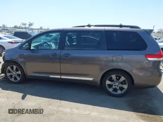 2013 Toyota Sienna LE AAS z VIN 5TDKK3DCXDS328201, wystawiony jako IAAI lot #42773579 z przebiegiem 106 890 mil mil oraz . Historia ofert i sprzedaży dostępna na DreamBid. Obrazek 15.