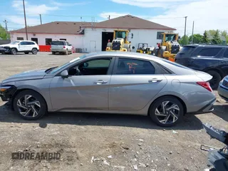 2024 Hyundai Elantra SEL z VIN KMHLS4DG3RU836490, wystawiony jako IAAI lot #42309437 z przebiegiem 7 679 mil mil oraz . Historia ofert i sprzedaży dostępna na DreamBid. Obrazek 14.