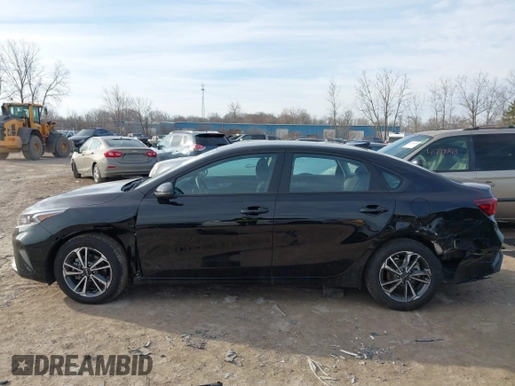 2024 Kia Forte LXS z VIN 3KPF24AD5RE840129, wystawiony jako IAAI lot #41824131 z przebiegiem 4 705 mil mil oraz . Historia ofert i sprzedaży dostępna na DreamBid. Obrazek 14.
