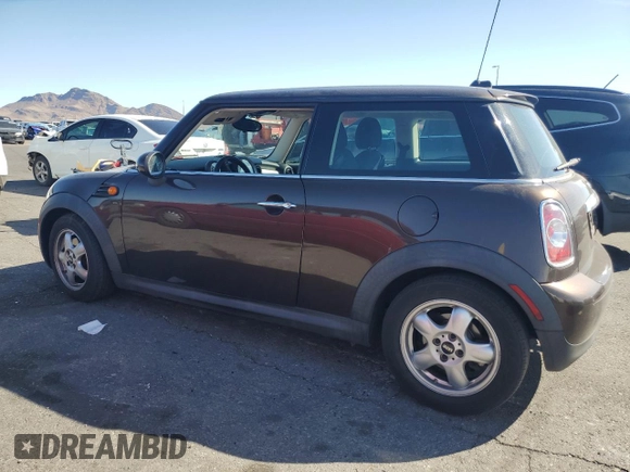 2011 MINI Hardtop z VIN WMWSU3C55BT094204, wystawiony jako Copart lot #53994195 z przebiegiem 132 938 mil mil oraz Tytuł czysty. Historia ofert i sprzedaży dostępna na DreamBid. Obrazek 2.